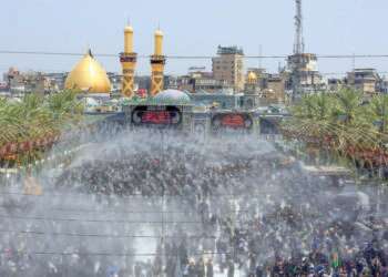 עולי רגל שיעים מציינים את ה"ארבעין" במקדש האימאם חוסיין בעיר כרבלא שבעיראק, בשבוע שעבר. צילום: אי.פי.איי