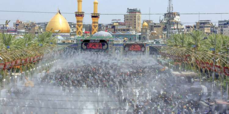 עולי רגל שיעים מציינים את ה"ארבעין" במקדש האימאם חוסיין בעיר כרבלא שבעיראק, בשבוע שעבר. צילום: אי.פי.איי