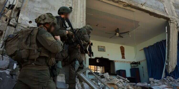 אין צורך להמתין למכה של האויב תחילה. לוחמי חטיבה 401 בלחימה ברפיח, השבוע. צילום: דובר צה מטרת המלחמה – ניצחון והכנעת האויב