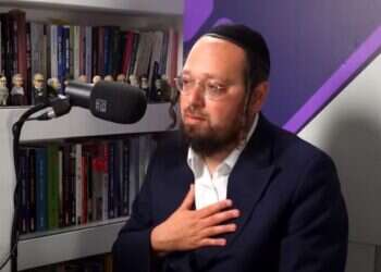 יהונתן רייס. צילום מסך מתוך הפודקאסט  "חבילת הכל כלול": הרב יהונתן רייס חושף את המודל שלו לשילוב החרדים