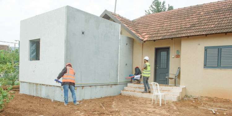 בניית ממ״דים בכפר יובל במועצה אזורית מבואות החרמון, במסגרת פרויקט מיגון בתים פרטיים, בתכנית גם אחרי עשרה חודשים: מחסור עצום במרחבים מוגנים ברחבי הארץ
