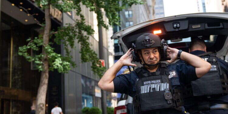 שוטר במשטרת ניו יורק. צילום: AFP 155 שנות מאסר: אנטישמי בארה"ב איים בהפצצת בתי חולים יהודיים