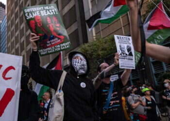 מפגינים פרו־פלסטיניים מחוץ לוועידה הלאומית הדמוקרטית בשיקגו, ביום שלישי. צילום: איי.אף.פי