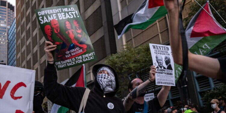 מפגינים פרו־פלסטיניים מחוץ לוועידה הלאומית הדמוקרטית בשיקגו, ביום שלישי שעבר. צילום: איי.אף.פי מפגינים פרו־פלסטיניים מחוץ לוועידה הלאומית הדמוקרטית בשיקגו, ביום שלישי. צילום: איי.אף.פי