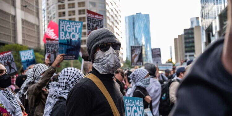 מפגינים אנטי-ישראלים בשיקגו, אמש. צילום: AFP שיקגו: עשרות עצורים בהפגנות אנטישמיות מחוץ לקונסוליה הישראלית