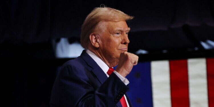 "אוהבים את היטלר וטראמפ": ביקורת על החלטת הנשיא לשעבר