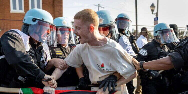 מפגינים אנטי ישראלים פרצו את גדר ועידת המפלגה הדמוקרטית בשיקגו