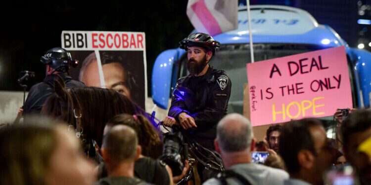 הפגנה בעד עסקת חטופים בתל אביב, אמש. צילום: אבשלום ששוני, פלאש 90 ה"מוסר" של המחנה ה"צהוב" מסכן את שלטון החוק