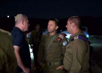 אלוף אבי בלוט בזירת הפיגוע ליד קדומים, אמש. צילו: דובר צה האלוף בלוט אחרי הפיגוע בקדומים: "נבוא חשבון עם המחבל הנפשע"