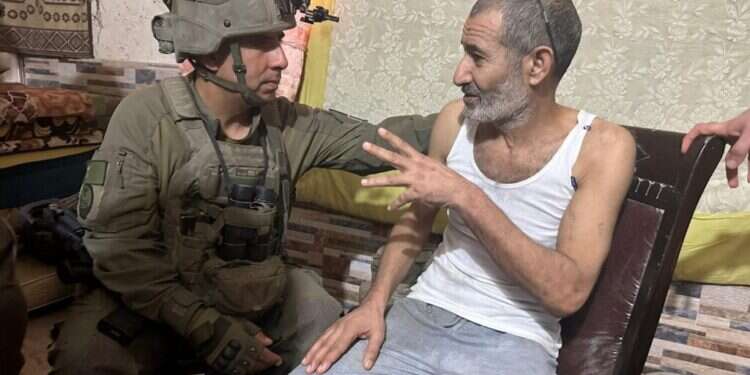 פרחאן קאדי ומפקד אוגדה 162, תא״ל איציק כהן רגעים אחרי החילוץ. דובר צה כוחות צה"ל חילצו בדרום הרצועה את החטוף פרחאן קאדי