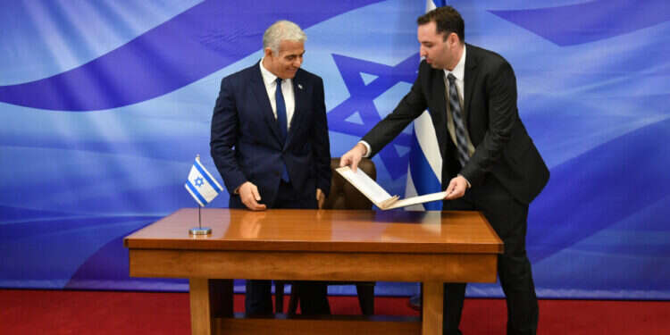 יאיר לפיד בטור מיוחד: לא חיזקתי את חיזבאללה