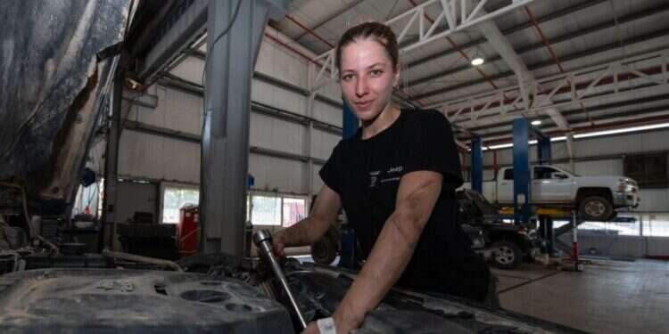 אסנת ניימן, בת 24, עובדת במוסך בקריית־שמונה | צילום: אייל מרגולין "לפעמים הכלבים רצים למרחב המוגן עוד לפני האזעקה"