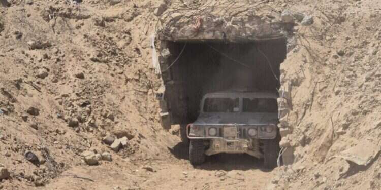 מנהרת שהתגלתה מתחת לציר פילדלפי. צילום: דובר צה"ל