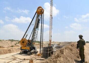 הקשר בין כאן לשם. עבודות לבניית "הקיר החכם" בגבול רצועת עזה, יולי 2019. צילום: יוסי זליגר