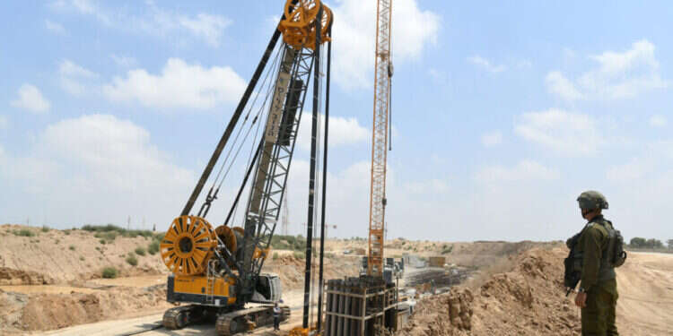 הקשר בין כאן לשם. עבודות לבניית  הקשר בין כאן לשם. עבודות לבניית "הקיר החכם" בגבול רצועת עזה, יולי 2019. צילום: יוסי זליגר