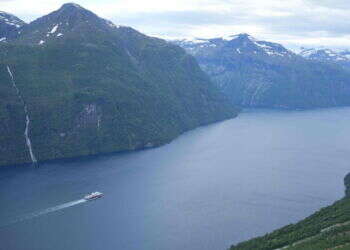 גלים בגובה 80 מטרים: קריסת הר מסכנת את אתר התיירות הפופולרי בנורווגיה
