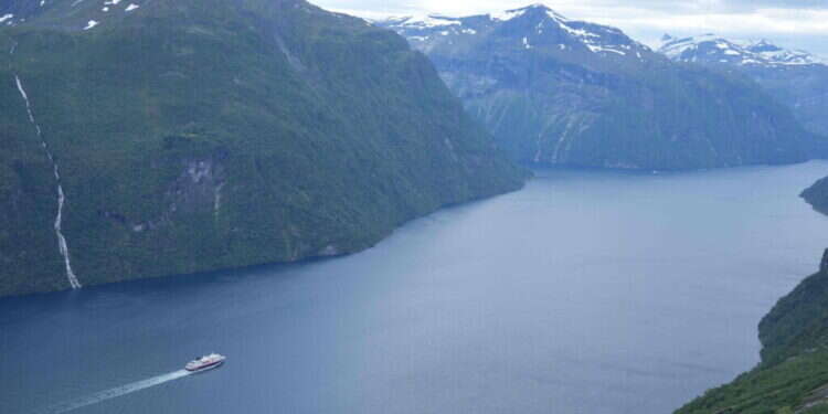 גיירנגר פיורד בנורווגיה, שנמצא בסכנת צונאמי. צילום: Olivier FENIET / AFP גלים בגובה 80 מטרים: קריסת הר מסכנת את אתר התיירות הפופולרי בנורווגיה