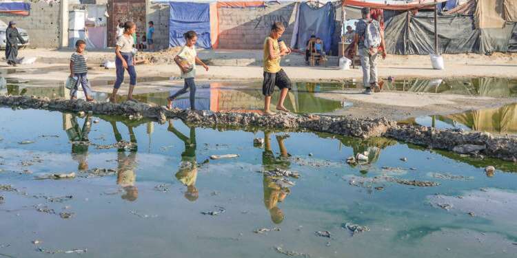 ילדים בדרך לחלוקת מזון בדיר אל-בלח. צילום: בשאר טאלב, AFP רופאים ישראלים: "לא מפסיקים מלחמה בגלל תחלואה בקרב האויב"