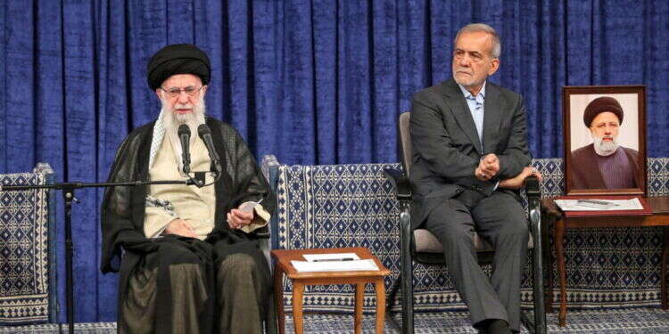 המנהיג העליון של איראן עלי חמינאי (שמאל) וראש הממשלה האיראני מסעוד פזשכיאן. צילום: KHAMENEI.IR / AFP עמידרור וידלין: טבעת האש של איראן הולכת ומצטמצמת