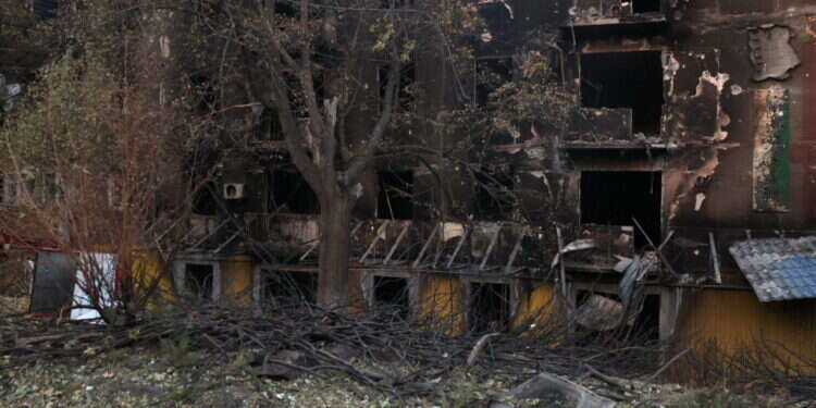 בית באוקראינה שנפגע בהתקפה רוסית. צילום: AFP  חבר פרלמנט רוסי ברח לאוקראינה ונפגע בתקיפת מל"ט