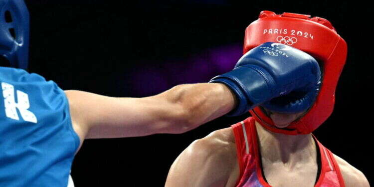 אגרוף הנשים באולימפיאדת פריז. צילום: MOHD RASFAN / AFP מתאגרפת אלג'יראית שנכשלה בבדיקת מגדר – ניצחה תוך 46 שניות