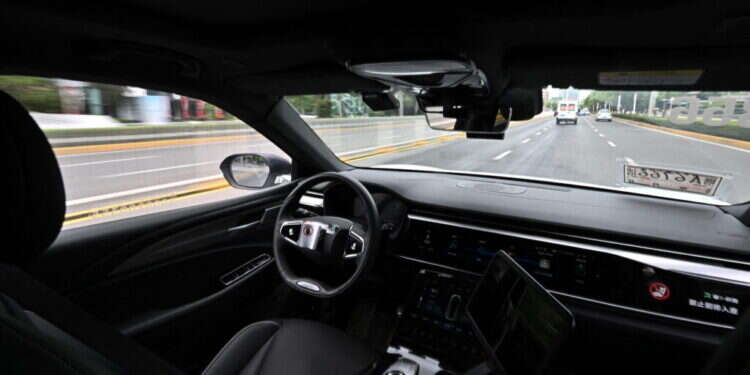 עוד לפני הבשלת הטכנולוגיה: ה"רובוטקסי" משתלט על רחובות סין