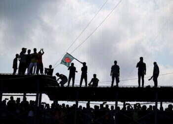 המחאה בבנגלדש הצליחה: ראש הממשלה ברחה – הצבא נטל את השלטון