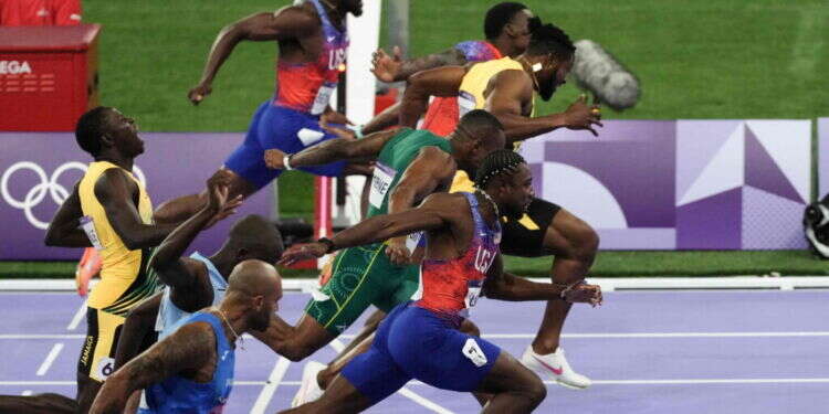 הרצים חוצים את קו הסיום באחת הדרמות הגדולות ביותר בתולדות האולימפיאדה. צילום: AFP התחרות האולימפית הגדולה ביותר – זכתה לסיום הדרמטי ביותר