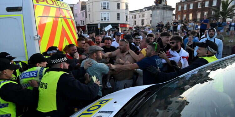 הפגנות נגד מהגרים בבריטניה. צילום: AFP הפגנות נגד מהגרים בבריטניה. צילום: AFP