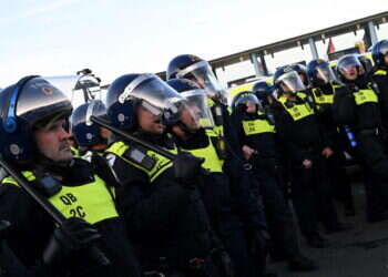 אלפי שוטרים בכוננות: גל הפגנות נגד מהגרים שוטף את בריטניה