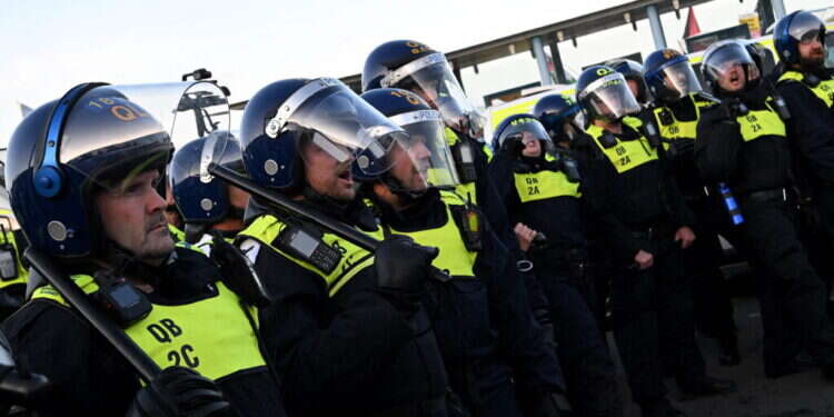 מהומות נגד מהגרים בבריטניה. צילום: AFP אלפי שוטרים בכוננות: גל הפגנות נגד מהגרים שוטף את בריטניה