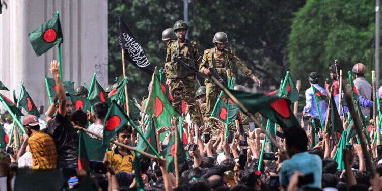 המחאה בבנגלדש הצליחה: ראש הממשלה ברחה – הצבא נטל את השלטון