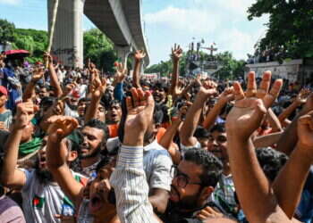 המחאה בבנגלדש הצליחה: ראש הממשלה ברחה – הצבא נטל את השלטון