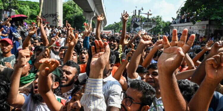 המחאה בבנגלדש הצליחה: ראש הממשלה ברחה – הצבא נטל את השלטון