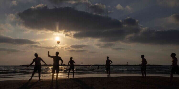 חוף הים בתל אביב. צילום: AFP  לערב קליל או חופשה: פריטים מושלמים לקיץ