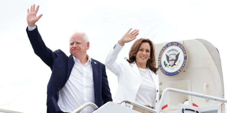 אסור שישראל תהפוך לנושא של מפלגה אחת. האריס עם וולז בוויסקונסין, שלשום. צילום: איי.אף.פי בחירת הסגן: האריס נכנעה למסע ציד בזוי של הפלג הפרוגרסיבי-רדיקלי