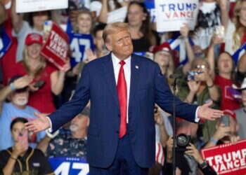 "אוהבים את היטלר וטראמפ": ביקורת על החלטת הנשיא לשעבר