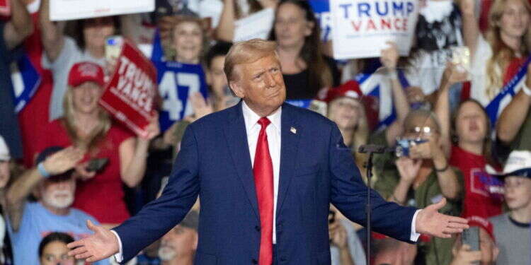 טראמפ בעצרת בחירות. צילום: AFP "אוהבים את היטלר וטראמפ": ביקורת על החלטת הנשיא לשעבר