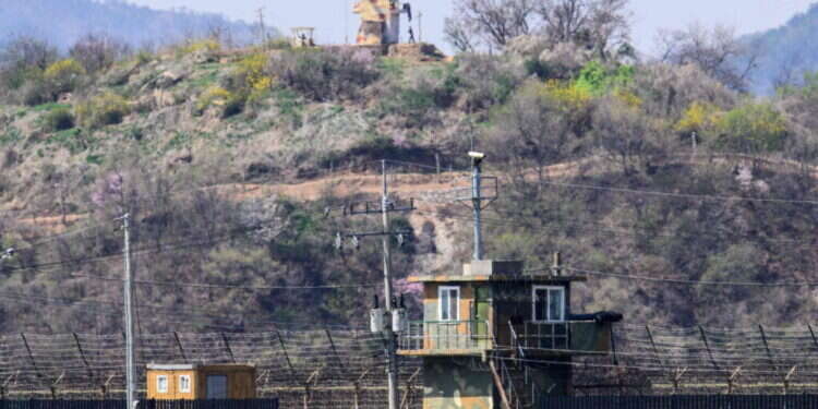 גבול צפון קוריאה. צילום: AFP ארה"ב: חייל ערק לצפון קוריאה – שגירשה אותו בחזרה