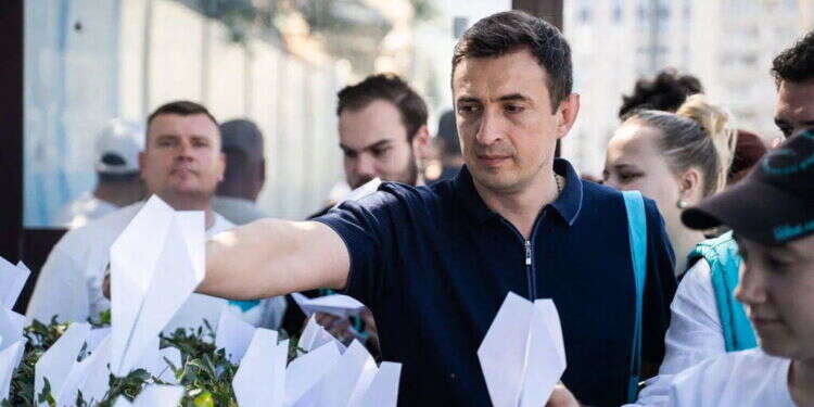 אנשים מניחים מטוסי נייר (הסמל המסחרי של טלגרם) מחוץ לשגרירות צרפת במוסקבה, במחאה על מעצרו של מייסד הרשת החברתית בפריז. צילום: AFP via Telegram אחרי שנעצר בצרפת: מייסד טלגרם יתייצב בבית המשפט