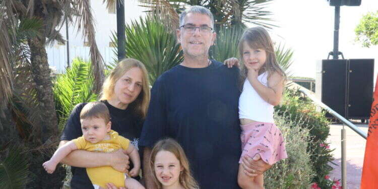 מתכוון לחזור להילחם בעזה גם אחרי הסרטן. אריה טוביאס ומשפחתו. צילום: מתן מור החלמה במלחמה: "גם כשבישרו לי שאני חולה, לא פחדתי כמו שפחדנו ב־7 באוקטובר"