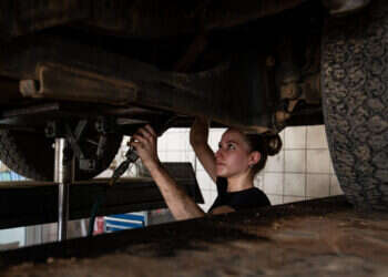 אסנת ניימן, בת 24, עובדת במוסך בקריית־שמונה. צילום: אייל מרגולין