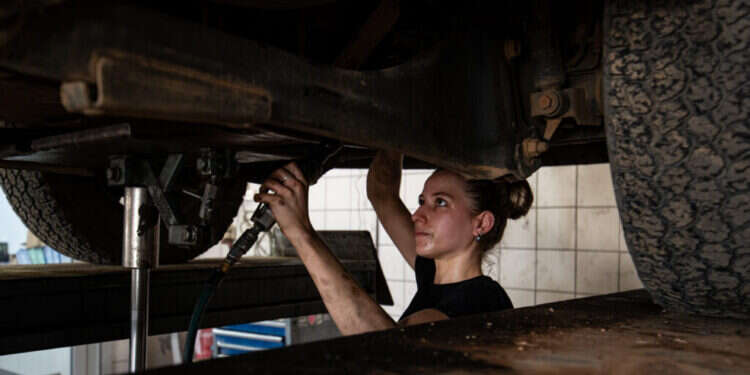 אסנת ניימן, בת 24, עובדת במוסך בקריית־שמונה. צילום: אייל מרגולין  אסנת ניימן, בת 24, עובדת במוסך בקריית־שמונה. צילום: אייל מרגולין