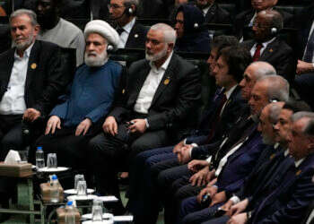 הנייה (במרכז) בטקס השבעתו של נשיא איראן החדש, השבוע. משמאלו נראים בכיר חיזבאללה נעים קאסם, ומנהיג הג'יהאד האסלאמי זיאד נח'אלה. צילום: איי. פי הנייה (במרכז) בטקס השבעתו של נשיא איראן החדש, השבוע. משמאלו נראים בכיר חיזבאללה נעים קאסם, ומנהיג הג'יהאד האסלאמי זיאד נח'אלה. צילום: איי. פי