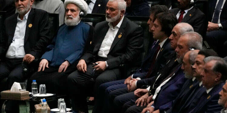 הנייה (במרכז) בטקס השבעתו של נשיא איראן החדש, השבוע. משמאלו נראים בכיר חיזבאללה נעים קאסם, ומנהיג הג'יהאד האסלאמי זיאד נח'אלה. צילום: איי. פי הנייה (במרכז) בטקס השבעתו של נשיא איראן החדש, השבוע. משמאלו נראים בכיר חיזבאללה נעים קאסם, ומנהיג הג'יהאד האסלאמי זיאד נח'אלה. צילום: איי. פי