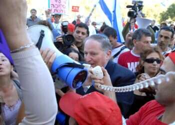 רן ארז בהפגנה מול בית הדין לעבודה בתל־אביב, 2007. צילום: משה מילנר, לע"מ