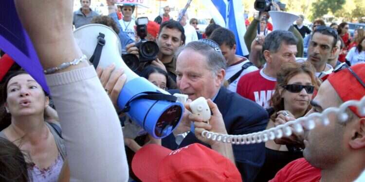 רן ארז בהפגנה מול בית הדין לעבודה בתל־אביב, 2007. צילום: משה מילנר, לע רן ארז בהפגנה מול בית הדין לעבודה בתל־אביב, 2007. צילום: משה מילנר, לע"מ