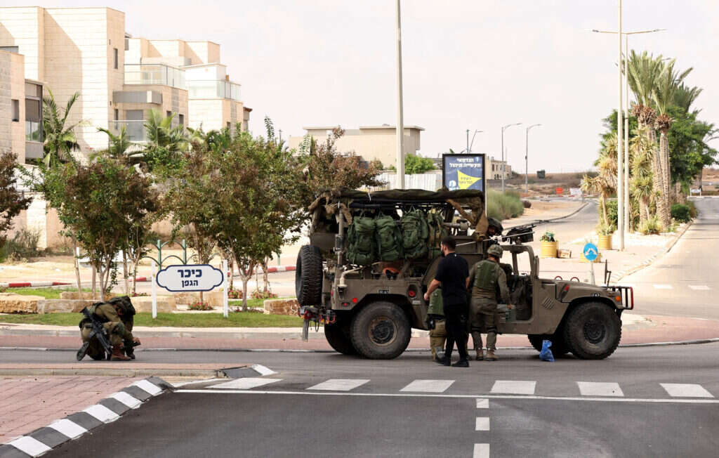 "הם באו לשכונה הנחשלת ביותר בעיר". כוחות במישור הגפן באופקים, לאחר מתקפת חמאס. צילום: מישל אמזלג - לע"מ
