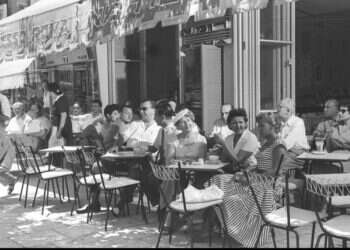 בין בדידות לשותפות, בין אליטה להמון ובין הגברי לנשי. בית קפה בתל־אביב, 1957. צילום: פריץ כהן, לע"מ
