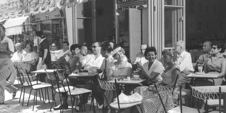 בין בדידות לשותפות, בין אליטה להמון ובין הגברי לנשי. בית קפה בתל־אביב, 1957. צילום: פריץ כהן, לע בין בדידות לשותפות, בין אליטה להמון ובין הגברי לנשי. בית קפה בתל־אביב, 1957. צילום: פריץ כהן, לע"מ